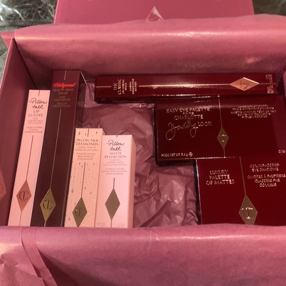 Charlotte Tilbury NEW! CHARLOTTE’S MAGIC HYDRATE & GLOW MYSTERY BOX - Picture 2 of 9